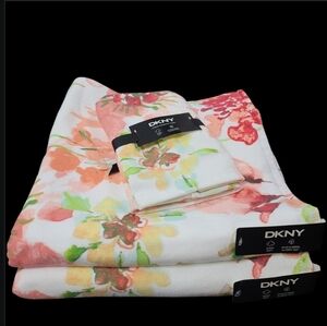 4 Piece DKNY Tropical Floral Red Pink Watercolor Bath & Tip Towel Set New
